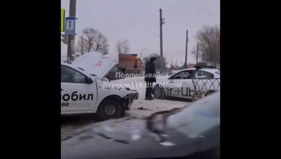 Изображение к публикации «ДТП в Казани: «Ситимобил», «Яндекс» и «Uber» не поделили дорогу»