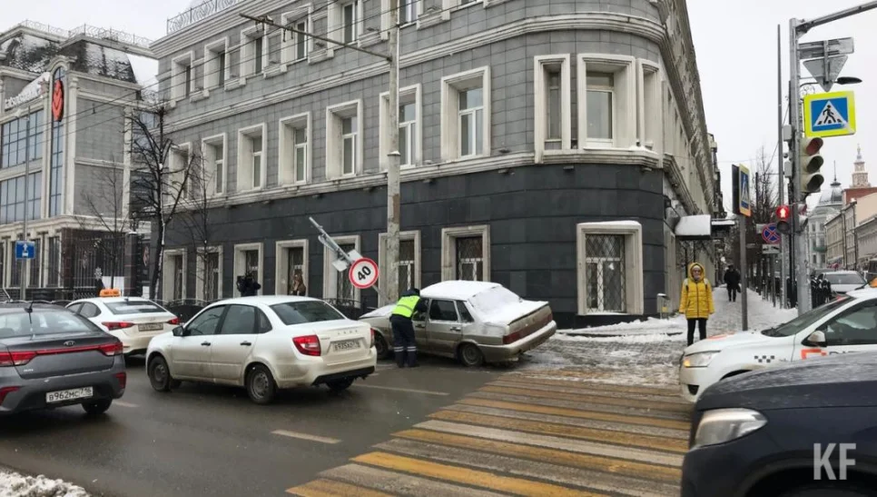 Изображение к публикации «В Казани «Лада» врезалась в столб и сбила 18-летнюю девушку»