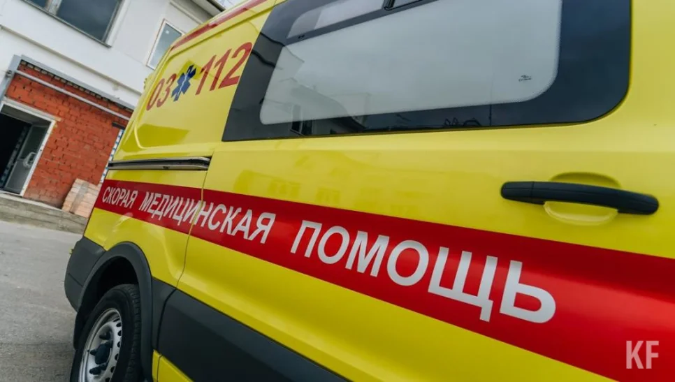Изображение к публикации «В Казани пьяный водитель «Приоры» врезался в столб, покалечив себя и пассажира»