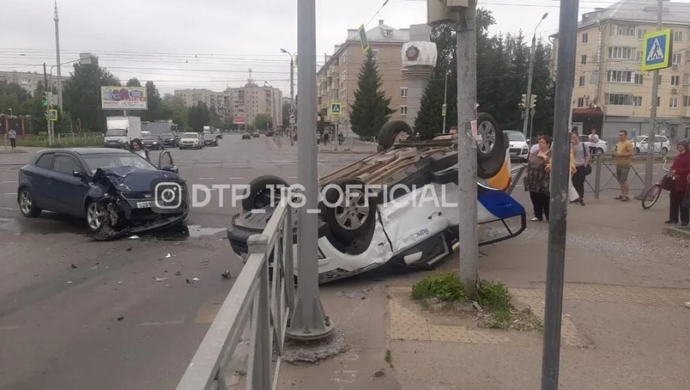 Изображение к публикации «На Даурской в Казани каршеринговый «Хендай» вылетел с дороги и перевернулся»