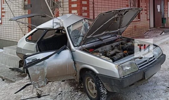 Изображение к публикации «В Бугульме авто въехало в столб, водитель и пассажир пострадали»