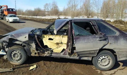 Изображение к публикации «В Челнах легковушка врезалась в грузовик, а после снесла шлагбаум»