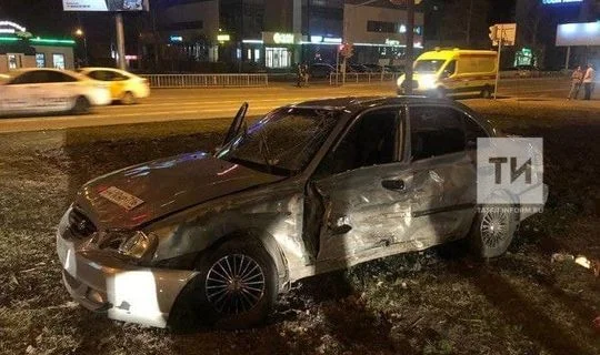 Изображение к публикации «В Челнах неопытный водитель пролетел на красный и снес авто, трое пострадали»