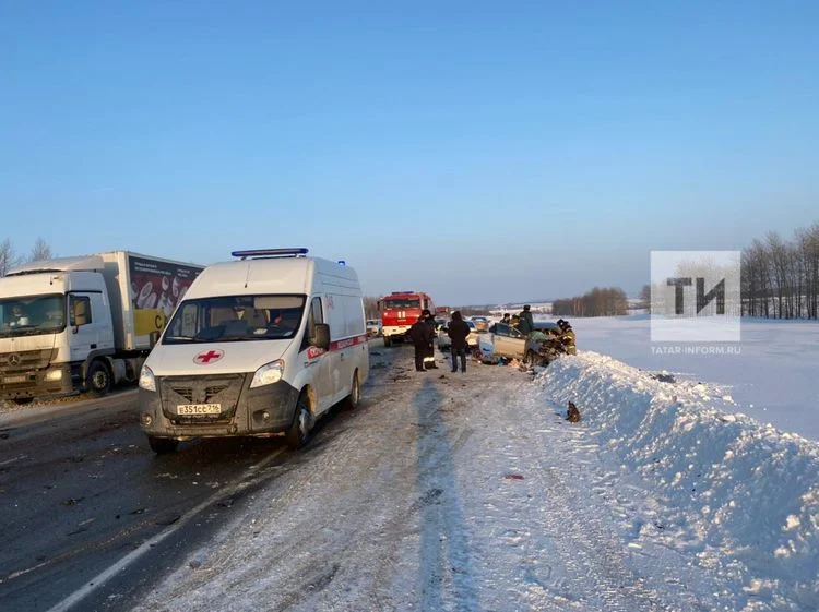 Изображение к публикации «В столкновении двух авто и «КАМАЗа» пострадала супружеская пара»