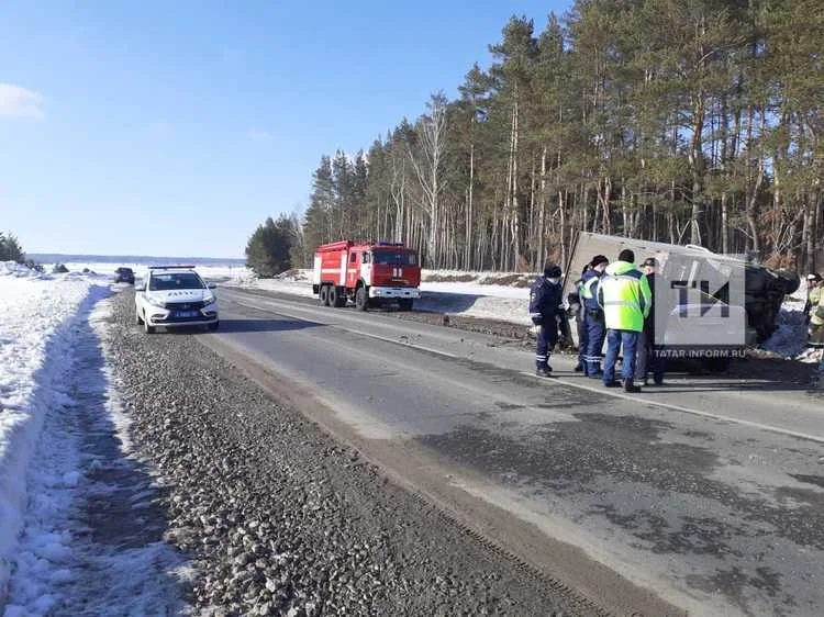 Изображение к публикации «Водитель легковушки получил травмы, влетев на встречке в грузовик на трассе в РТ»