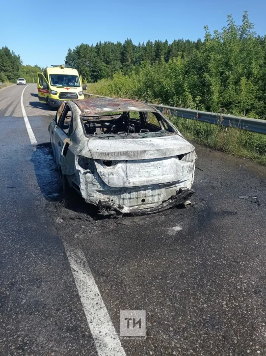 Изображение к публикации «KIA полностью сгорела после столкновения с трактором в Тукаевском районе РТ»