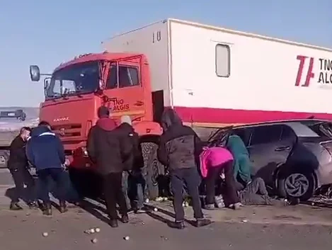 Изображение к публикации «В Альметьевском районе произошла серьезная авария с участием фуры и внедорожника — видео»