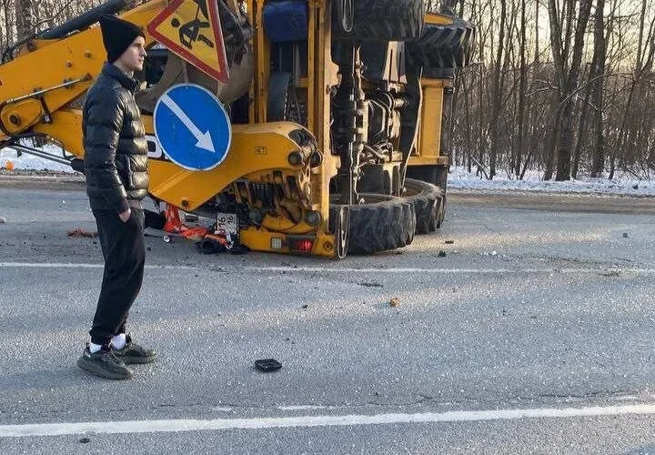 Изображение к публикации «Серьезное ДТП на въезде в Зеленодольск: столкновение автобуса и экскаватора-погрузчика»