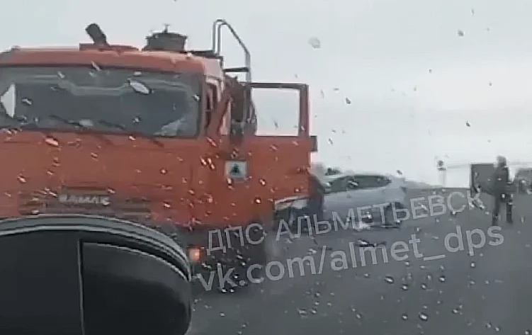 Изображение к публикации «В Альметьевском районе произошло ДТП с участием иномарки и бензовоза после весового контроля»