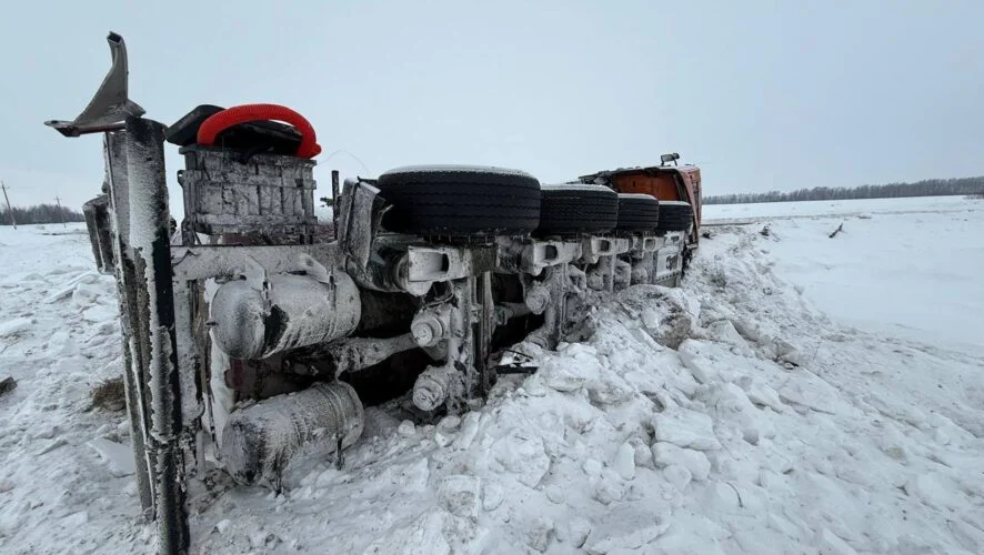 Изображение к публикации «В Бугульминском районе грузовик Scania с 24 тоннами легковоспламеняющейся жидкости опрокинулся в кювет»
