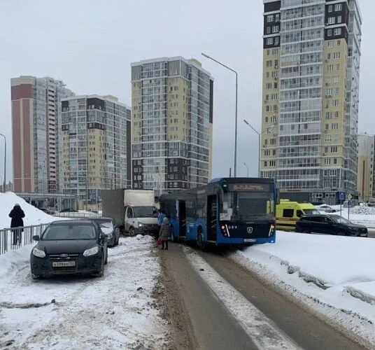 Изображение к публикации «В Набережных Челнах на проспекте Вахитова произошло ДТП с участием автомобиля «ГАЗель» и автобуса»