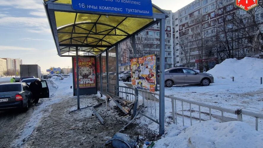 Изображение к публикации «Лихач на авто разнес остановочный павильон в Челнах — фото»