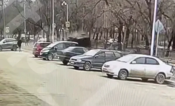 Изображение к публикации «Видео: Mercedes в результате ДТП несколько раз перевернулся — водитель вылетел из машины и погиб»
