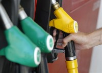 Бензин подорожал на 10% при снижении цены на сырую нефть на 35%