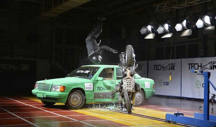 Во время краш-теста с мотоциклом Air Bag не сработала Во время краш-теста с мотоциклом Air Bag не сработала