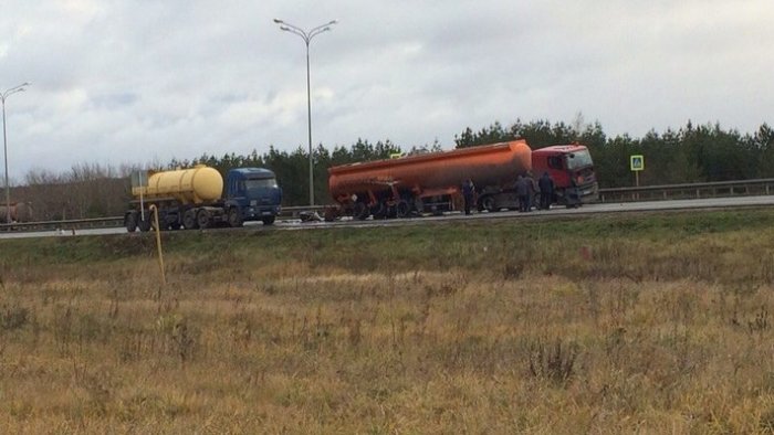 Фуру с бензином уже подняли на дорогу