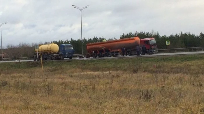 Изображение к публикации «Под Казанью с моста упала фура с топливом»