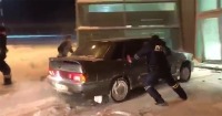 Принтскрин с видео о лихаче в аэропорте Казани