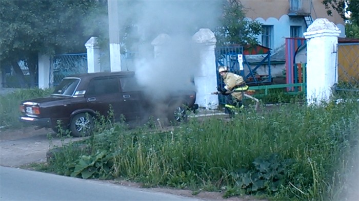 Фото с пожара авто ВАЗ-2107 Бугульма