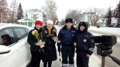 Изображение ИНСПЕКТОРЫ ГИБДД ПОЗДРАВИЛИ БУГУЛЬМИНСКИХ АВТОЛЮБИТЕЛЬНИЦ