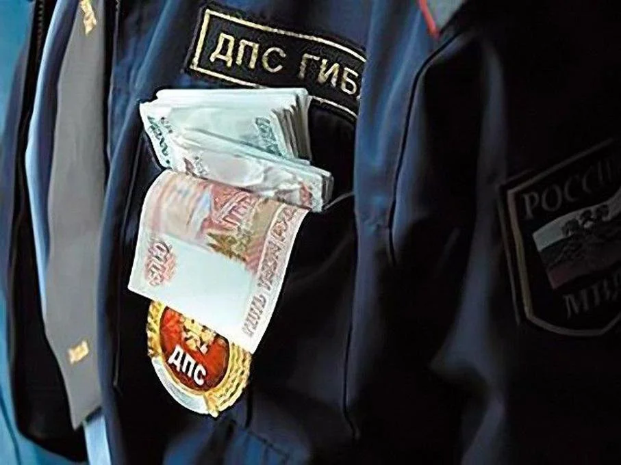Изображение к публикации «В БУГУЛЬМЕ ЗАДЕРЖАЛИ ПОЛИЦЕЙСКИХ, ОТПУСТИВШИХ ЗА ДЕНЬГИ ПОД НОВЫЙ ГОД ПЬЯНОГО ВОДИТЕЛЯ»